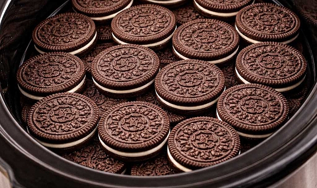 Slow Cooker Cookies and Cream Cookie Cake Recipe