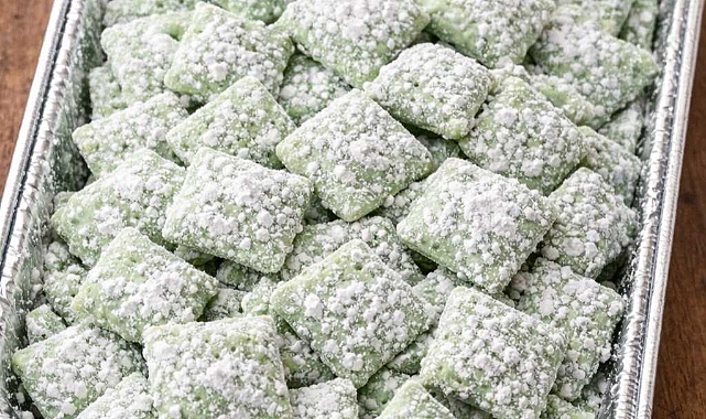 3-Ingredient Mint Chocolate Muddy Buddies Recipe