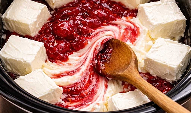 4-Ingredient Strawberry Cheesecake Dip Recipe