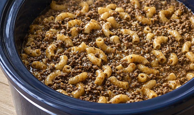 Slow Cooker 4-Ingredient Amish Beef Macaroni Recipe