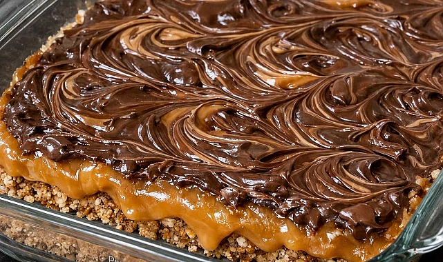 4-Ingredient Caramel Pretzel Bars Recipe