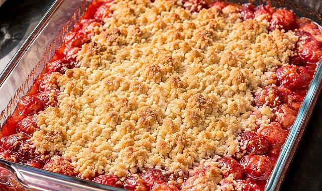 4-Ingredient Baked Strawberry Dessert Recipe