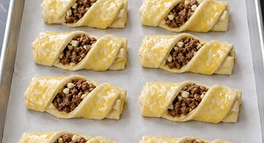 Oven-Baked 4-Ingredient Beef Puff Pastry Twists Recipe
