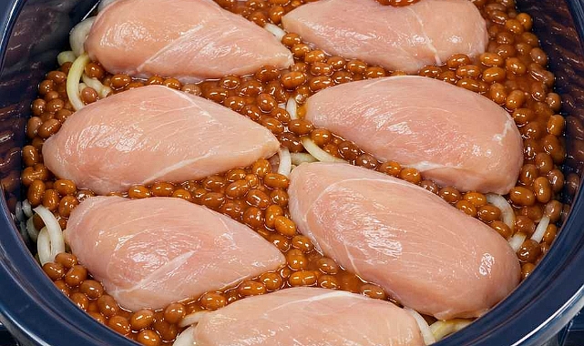 Slow Cooker 4-Ingredient Chicken and Baked Beans Recipe