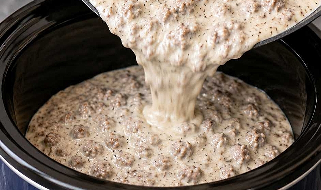 Slow Cooker 4-Ingredient Hamburger Gravy Recipe