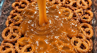 Oven Baked 5-Ingredient Caramel Pretzel Crunch Bars Recipe