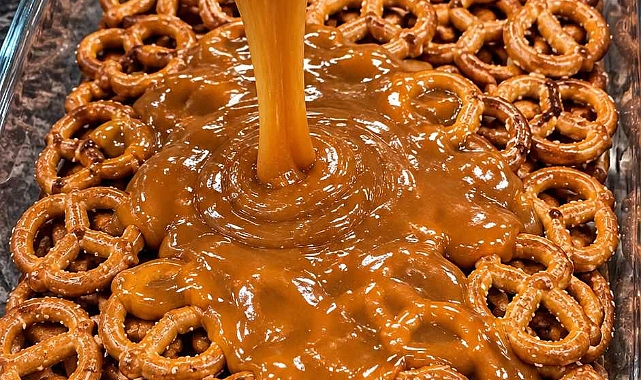Oven Baked 5-Ingredient Caramel Pretzel Crunch Bars Recipe