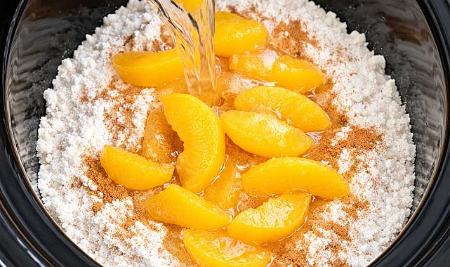 Slow Cooker 4-Ingredient Poor Man Peach Cobbler Recipe