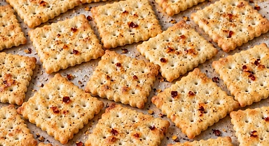 Southern 4-Ingredient Spicy Saltines Recipe